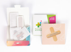 Gepersonaliseerde pochetten met pleisters als relatiegeschenken